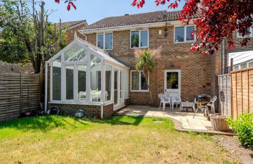 Walton-on-Thames House | Pass the Keys Spacious 3BR Home wFree Parking