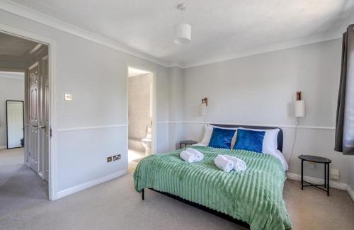 Walton-on-Thames House | Pass the Keys Spacious 3BR Home wFree Parking
