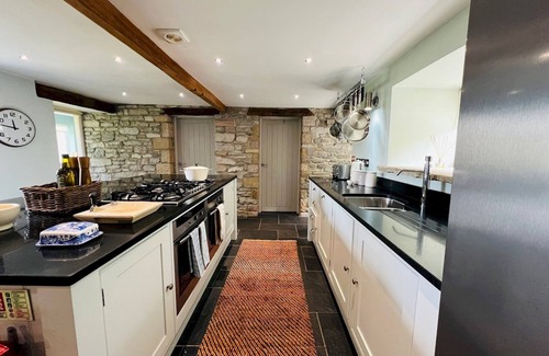 Castleton House | Pass the Keys | Stunning 3-Bed Cottage & Shepherd Hut with Peak Views