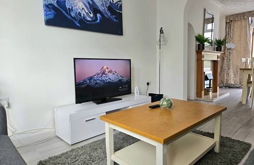 Bloxwich House | Pass the Keys | Stylish 3 Bedroom Home in the Heart of Birmingham