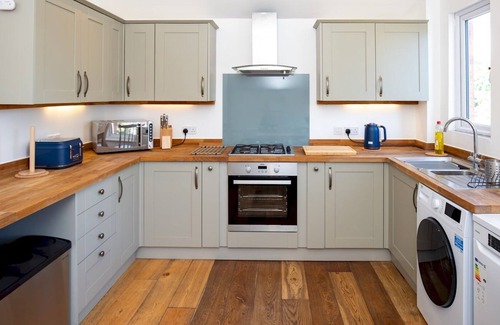 Burnham-on-Sea Apartment | Pass the Keys | Stylish 2 Bed Flat near Beach M5