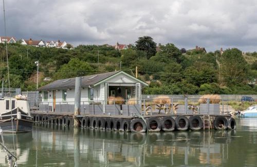 Leigh-on-Sea House | Pass the Keys The Pontoon