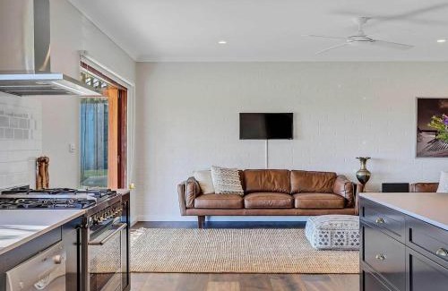 Newrybar House | Paul's Farmhouse - 4 BR rural retreat with views