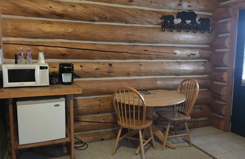 Rigby Cabin | Peaceful 1-bedroom log cabin “Bear” in Ririe