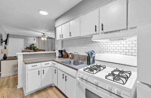 Greenway Plaza-Upper Kirby Apartment | Peaceful and Modern Chic Home in Houston