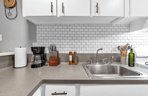 Greenway Plaza-Upper Kirby Apartment | Peaceful and Modern Chic Home in Houston