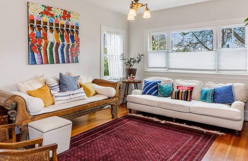 Poets Corner House | Peaceful Berkeley home conveniently located near many amenities
