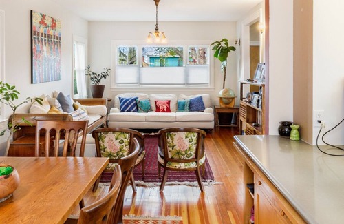Poets Corner House | Peaceful Berkeley home conveniently located near many amenities