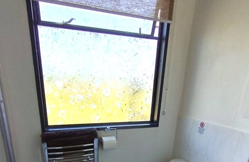 Crowborough Cabin | Peaceful en-suite lakeside cabin with all mod cons.