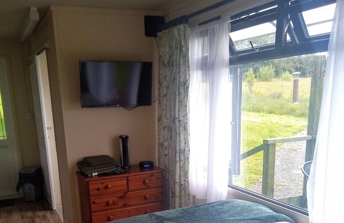 Crowborough Cabin | Peaceful en-suite lakeside cabin with all mod cons.