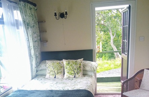 Crowborough Cabin | Peaceful en-suite lakeside cabin with all mod cons.