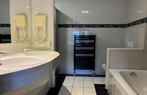 Bruggenmors Hotel | Peaceful Escape Close To Het Hulsbeek — Enjoy Nature And Free Parking