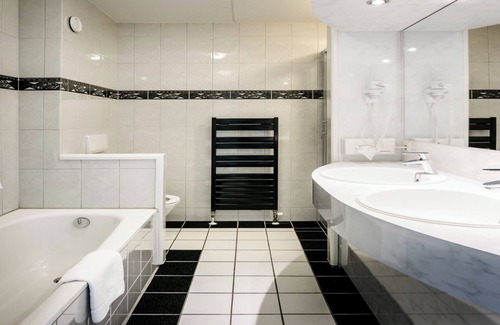 Bruggenmors Hotel | Peaceful Escape Close To Het Hulsbeek — Enjoy Nature And Free Parking