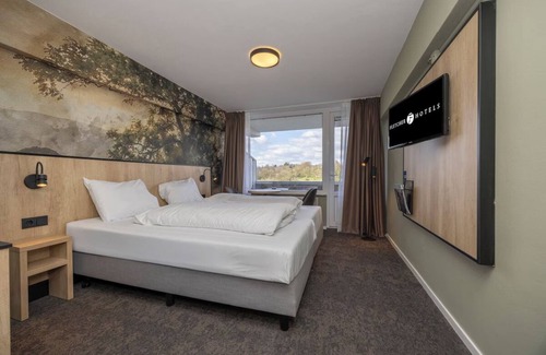 Noorbeek Hotel | Peaceful Escape w/Balcony for Relaxation Near Gemeentegrot Valkenburg