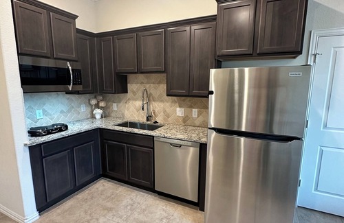 Iowa Colony Apartment | Peaceful getaway close to the city. Minutes to Everything. Amenities galore!