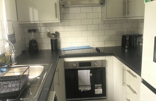 Newark upon Trent House | Peaceful home with garden and drive, Nottingham NG6 - near Hucknall