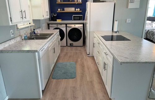 Mexia House | Peaceful lakefront vacation home