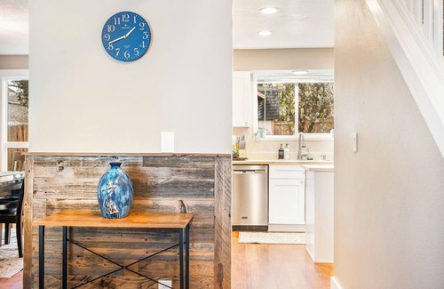 Troutdale House | Peaceful Parkside Pad - Game Room