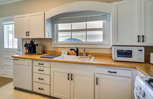 Baldwin House | Peaceful Patio, Sunroom: Pet-Friendly Baldwin Home