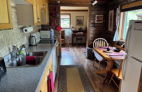 Okanagan-Similkameen Cottage | Peaceful, romantic hideaway surrounded by vineyards.