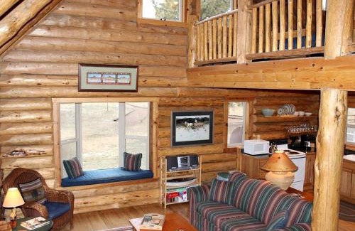 Chiloquin House | Peaceful Waterfront Log Cabin near Crater Lake National Forest, Oregon