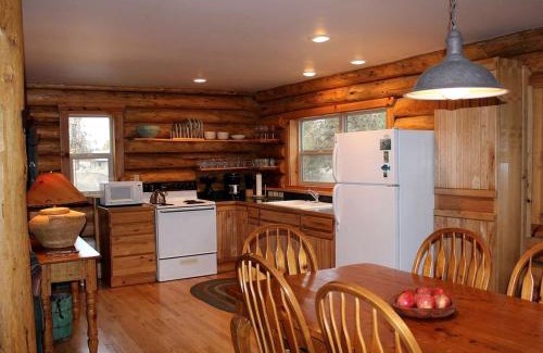 Chiloquin House | Peaceful Waterfront Log Cabin near Crater Lake National Forest, Oregon