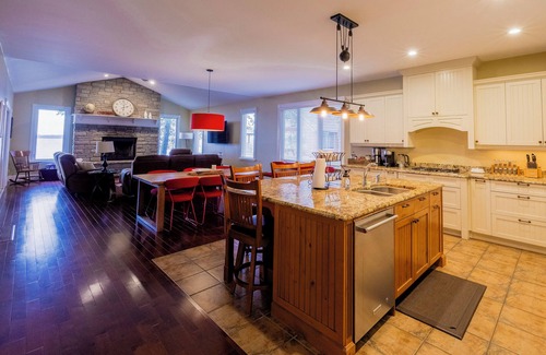 Cressy House | PEC Lakeside Cottage | Hot Tub, Modern Comforts & Year-Round Escape