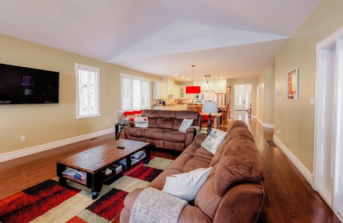 Cressy House | PEC Lakeside Cottage | Hot Tub, Modern Comforts & Year-Round Escape