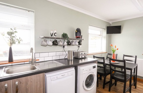 Mynytho Cottage | PEN Y GARTH, pet friendly, with a garden in Llanbedrog