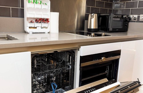 Peninsula Apartment | Peninsula Life: Stylish Greenwich 1Bed Flat