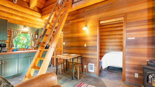 Oak Harbor House | Penn Cove Overlook by AvantStay Cabin w Views