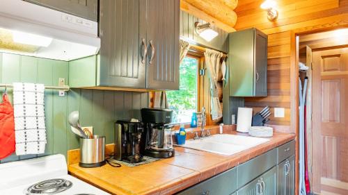 Oak Harbor House | Penn Cove Overlook by AvantStay Cabin w Views