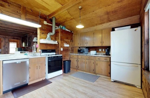 Spofford House | Penthouse, Steps to the Sandy Beach & clear water