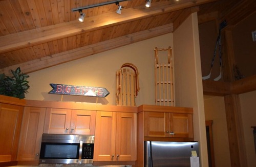 Snow Pine Estates Condo | Penthouse view, elevator, steam room, hot tub, den, 2-min walk to groomed trails