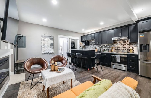 Inglewood House | Perch - Sammamish Cottage: Fully remodeled 2 bedrooms suite w/yard