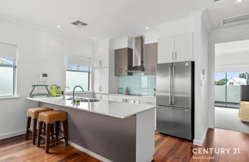 Port Willunga House | Percival Point - Port Willunga - C21 SouthCoast Holidays