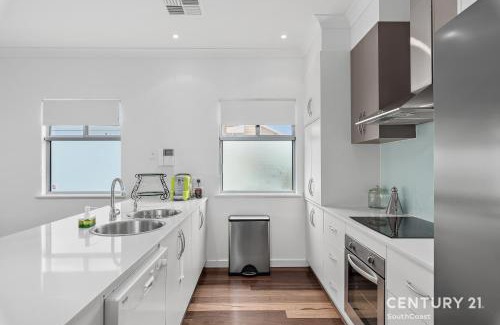 Port Willunga House | Percival Point - Port Willunga - C21 SouthCoast Holidays