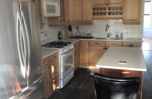 Irving Park East Apartment | Perfect 4 Bedroom + 2 Bath unit on 2 separate floors, Free parking, CUBS