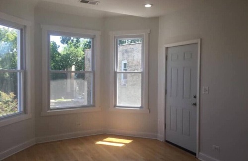 Irving Park East Apartment | Perfect 4 Bedroom + 2 Bath unit on 2 separate floors, Free parking, CUBS