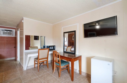 Beeville House | Perfect for Groups! Pet-friendly Property, Free Parking On-site!