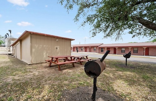Beeville House | Perfect for Groups! Pet-friendly Property, Free Parking On-site!