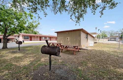 Beeville House | Perfect for Groups! Pet-friendly Property, Free Parking On-site!