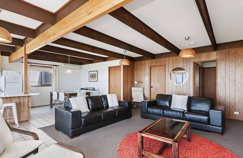 Port Fairy House | Perfect for that cosy winter holiday with stunning views of the Pea Soup Cove.
