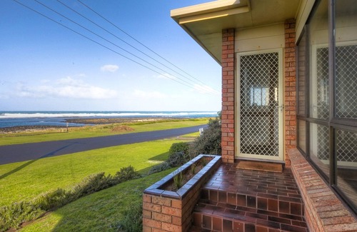 Port Fairy House | Perfect for that cosy winter holiday with stunning views of the Pea Soup Cove.