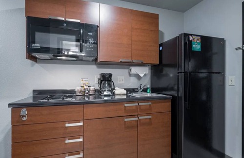 Shakopee Hotel | Perfect Getaway: Comfortable Room w/Kitchen, Near Mystic Lake!