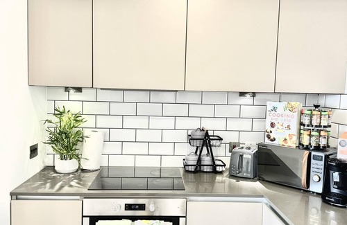 Bracknell Apartment | Perfect Stay for Contractors & Families - Sleeps 7