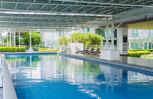 Poblacion District Apartment | Perfect Staycation at Abreeza Mall with Kitchen, Netflix, Resort-style Pool - Davao Stay Suites T2-815