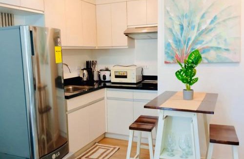 Poblacion District Apartment | Perfect Staycation at Abreeza Mall with Kitchen, Netflix, Resort-style Pool - Davao Stay Suites T2-815