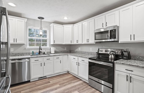 Travelers Rest House | Pet & Family-Friendly 4BR, Sports Court Near NGU