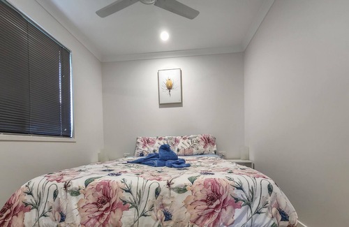 Diddillibah Cabin | Pet friendly and private 9 hole golf course 12 minutes to surf beach